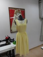 Желтое шифоновое платье
