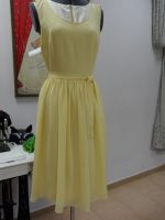 Желтое шифоновое платье